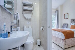 Chuveiro, secador de cabelo, toalhas de banho 