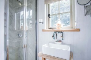 Shower, towels - Haven View - 1 Bed Shepherds Hut - St Ishmael's (Haverfordwest)