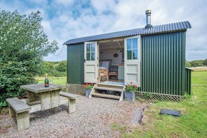 Front of property - Haven View - 1 Bed Shepherds Hut - St Ishmael's (Haverfordwest)