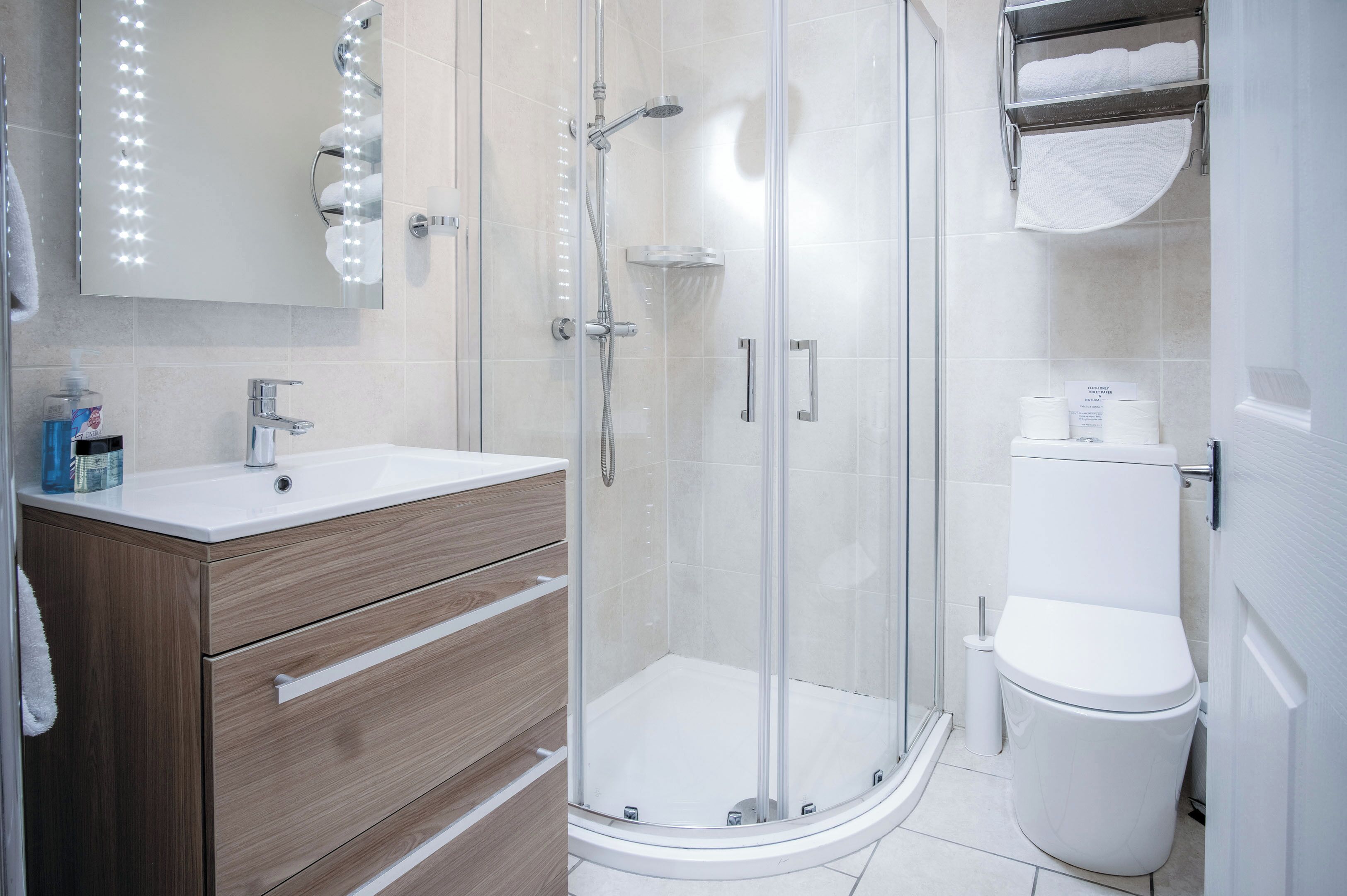 Căn hộ (1 Bedroom) | Phòng tắm | Buồng tắm vòi sen, máy sấy tóc, khăn tắm 