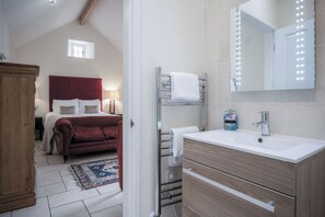 1 bedroom, premium bedding, bed sheets - Brynach - 1 Bedroom - St Ishmael's (Haverfordwest)