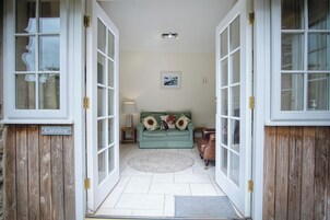 32-英寸智能电视（配备有线频道）