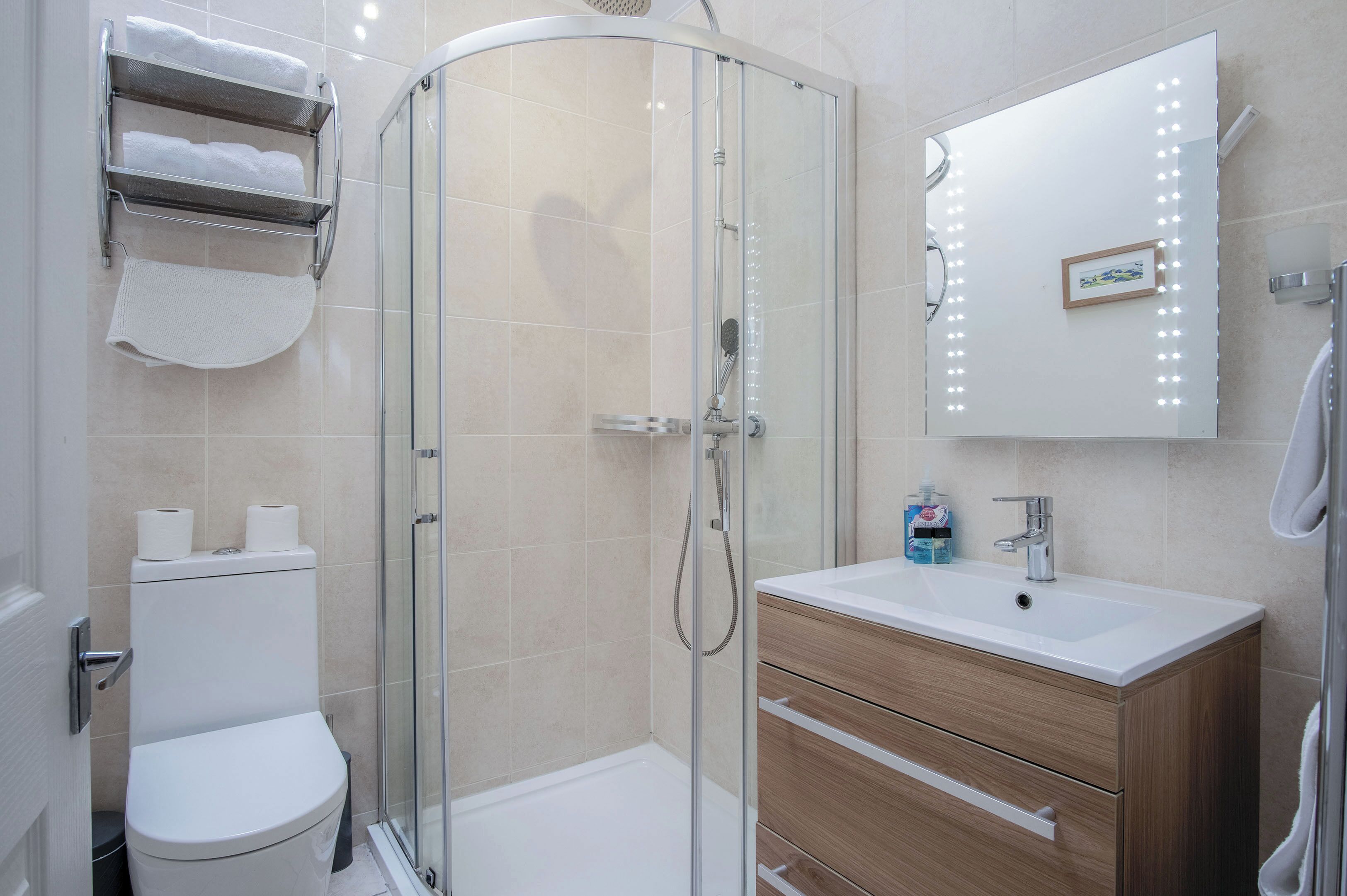 Apartment (1 Bedroom) | Bathroom | Shower, hair dryer, towels
