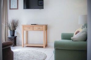 Huoneisto (1 Bedroom) | Oleskelualue | 32–tuumainen äly-TV, jossa kaapelikanavat
