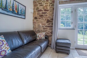 公寓 (1 Bedroom) | 起居区 | 32-英寸智能电视（配备有线频道）