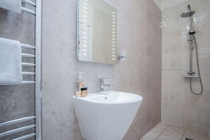 Dusche, Haartrockner, Handtücher