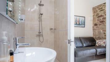 Shower, pengering rambut, dan handuk