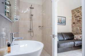 Shower, hair dryer, towels - Gofan - 1 Bedroom Studio - St Ishmael's (Haverfordwest)