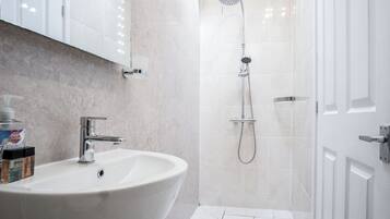 Shower, pengering rambut, dan handuk