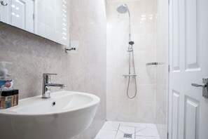 Shower, hair dryer, towels - Teilo - 1 Bedroom - St Ishmael's (Haverfordwest)