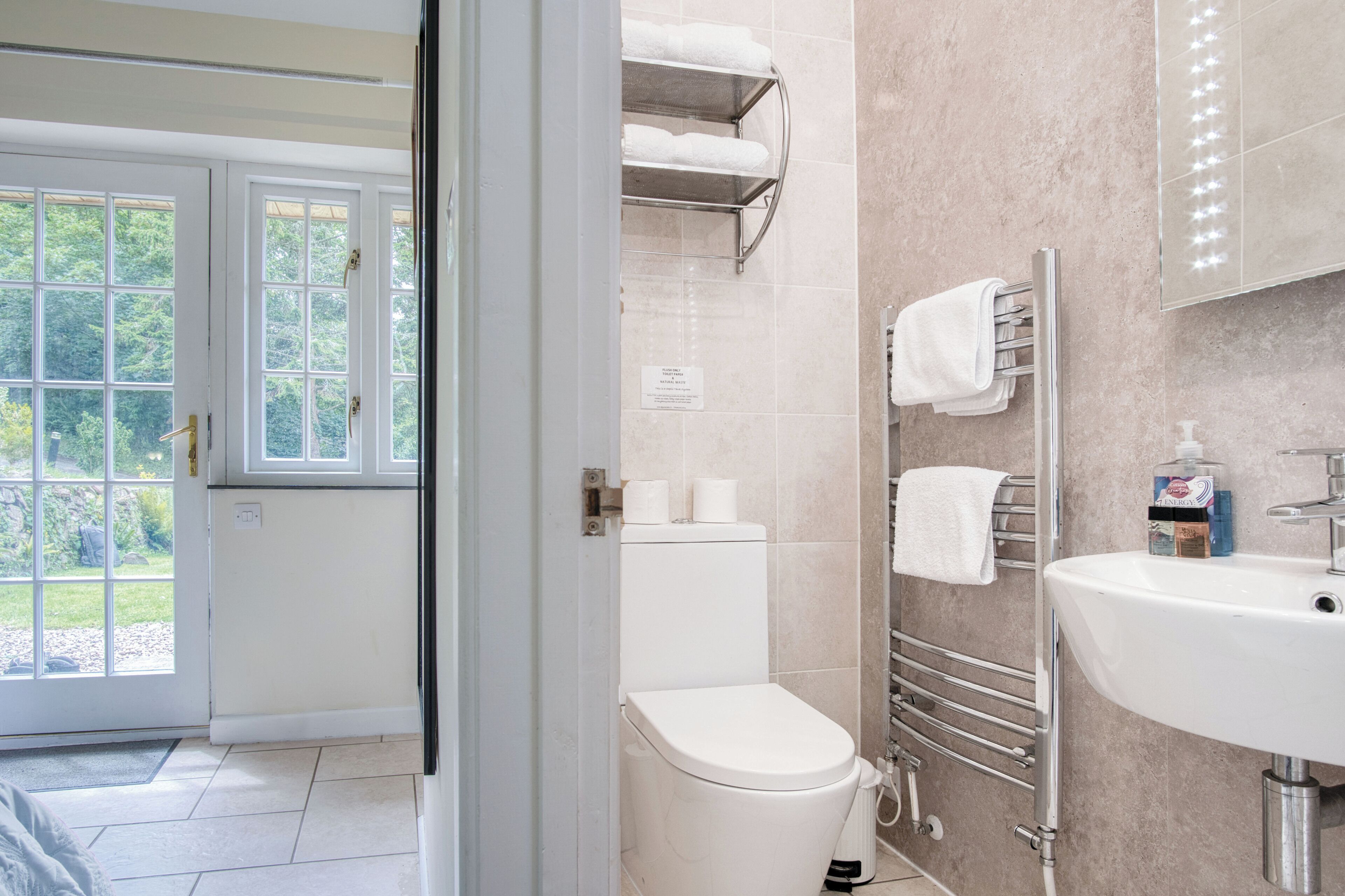 Buồng tắm vòi sen, máy sấy tóc, khăn tắm 