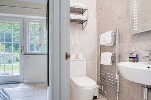 Buồng tắm vòi sen, máy sấy tóc, khăn tắm 