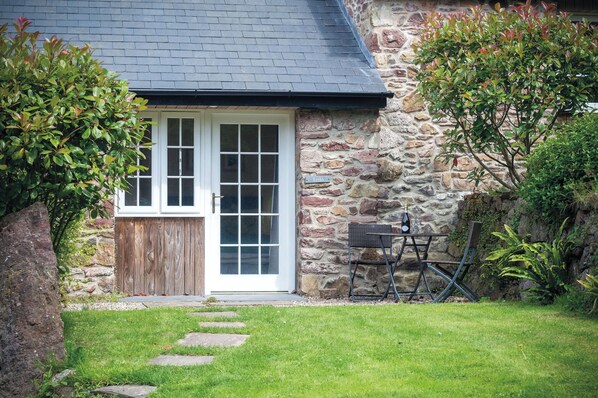 Front of property - Teilo - 1 Bedroom - St Ishmael's (Haverfordwest)