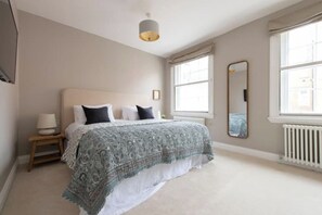 2 bedrooms, desk, bed sheets