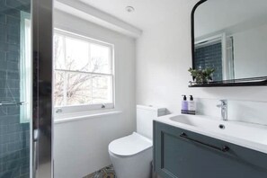 淋浴设施、吹风机、毛巾、肥皂