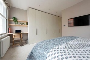 2 bedrooms, desk, bed sheets