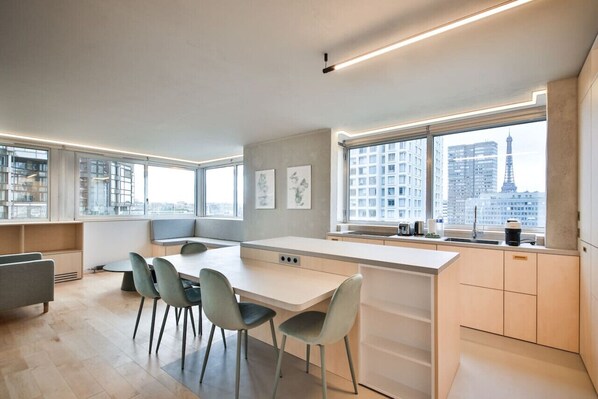 Een koelkast, een microgolfoven, een oven