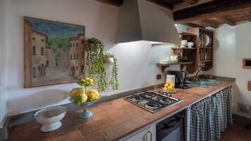 Frigorifero, forno, piano cottura, lavastoviglie