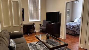 豪華公寓, 1 張加大雙人床及 1 張梳化床, 非吸煙房, 雪櫃和微波爐 | 高級寢具、手提電腦工作空間、遮光窗簾/窗簾、熨斗/熨衫板