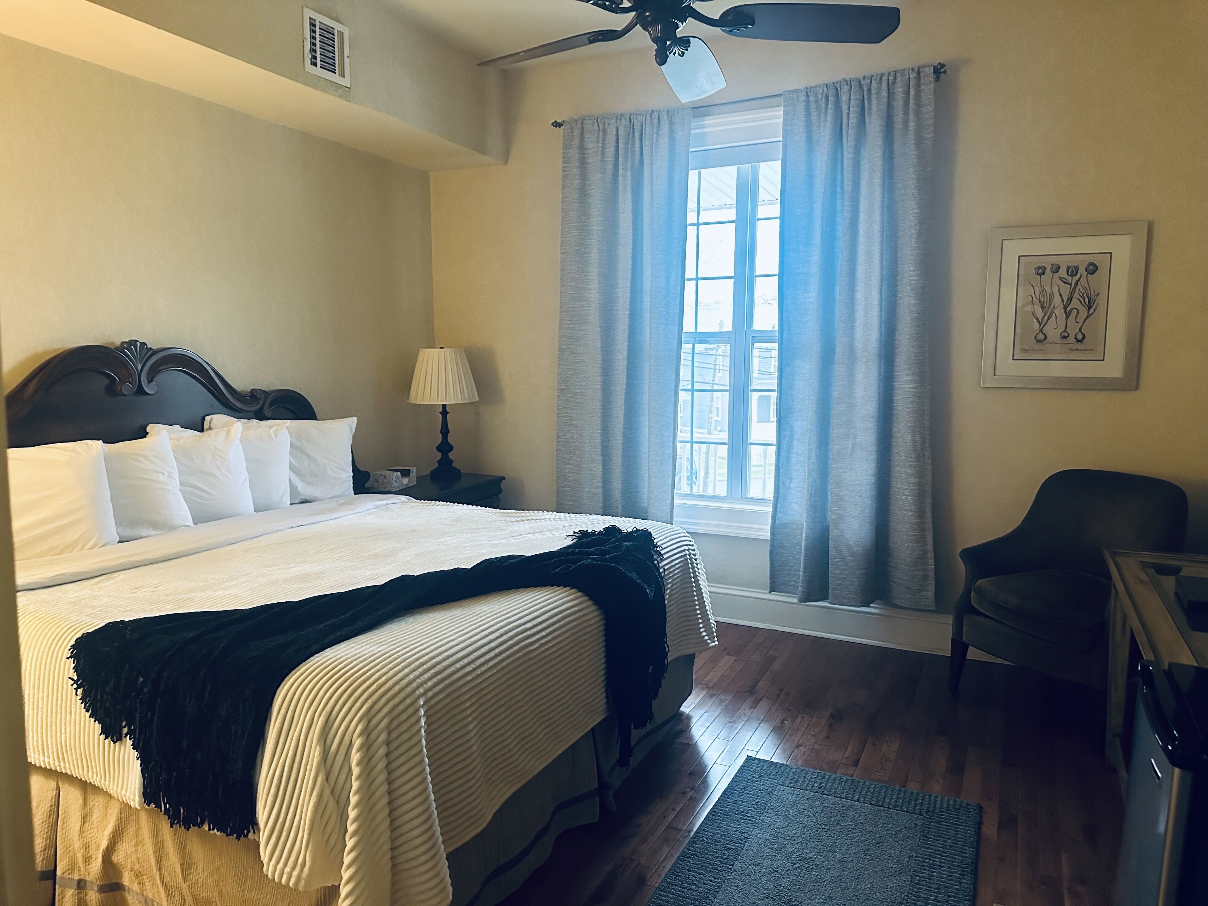 Deluxe Room, 1 King Bed, Non Smoking, Private Bathroom