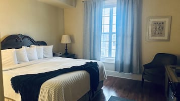 Deluxe Room, 1 King Bed, Non Smoking, Private Bathroom