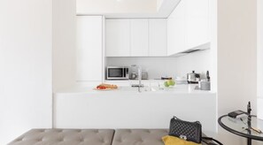 Appartement, meerdere bedden | Privékeuken | Een koelkast, een magnetron, een oven, een kookplaat