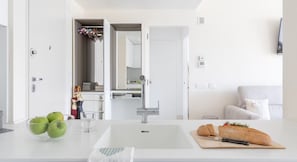 Departamento, varias camas | Cocina privada | Refrigerador, microondas, horno y parrilla de estufa 