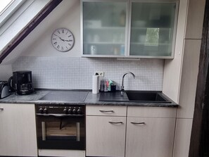 Fridge, oven, stovetop, coffee/tea maker