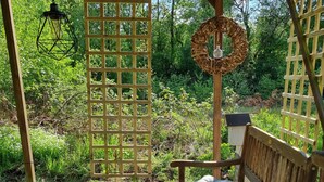 A wooden deck with a wooden bench and a table, surrounded by a wooden lattice structure. - Just take a break, Sauerland, Alme Brilon (Brilon)