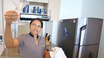Refrigerador, microondas y utensilios de cocina