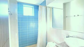 Family Apartment | Bathroom | Shower, rainfall showerhead, towels, soap
