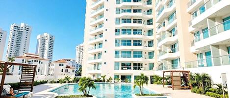 Piscine extérieure, chaises longues