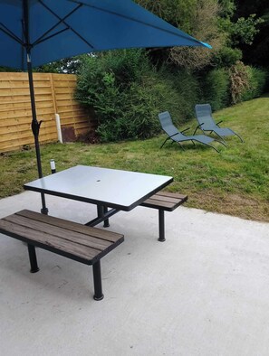 Outdoor dining - GITES GARDE DE BARRIERE (HOUSE) (Guerlédan)