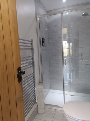 Amenidades de baño gratuitas, secadora de cabello, toallas, jabón