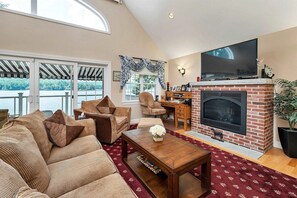 Smart TV, chimenea, reproductor de DVD