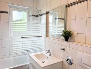 Secador de cabelo, toalhas de banho, sabonete, papel higiênico