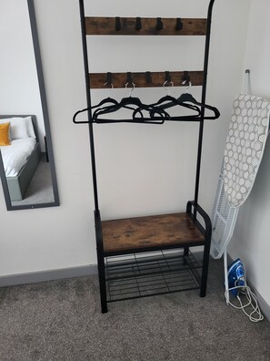 Desk, free WiFi - Best Priced Apartment In Danum  19 (Doncaster)