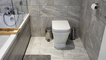 Bathtub, towels