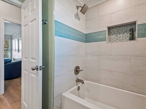 Bathtub, towels