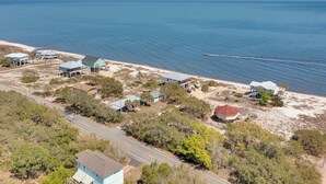 Une zone résidentielle côtière comprenant plusieurs maisons, une route et une plage.