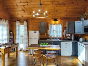 Fridge, microwave, oven, stovetop - Mountain Mist - Secluded Cabin, MTN View, Hot Tub! (Sevierville)