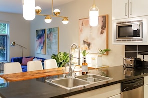 Frigorífico, microondas, horno y placa de cocina