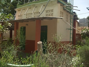 Basic Double or Twin Room, 1 Double Bed | Bathroom | Shower, towels - Camping-Sukuta & Lodge (Serrekunda)