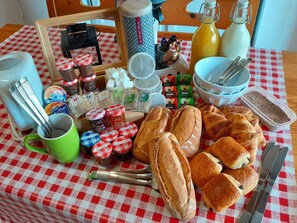 Una mesa con diversos alimentos, como pan, salsas y utensilios.