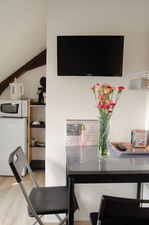 Basic Room | 1 bedroom, soundproofing, free WiFi, bed sheets - Le Relais de Louis (Orbigny)