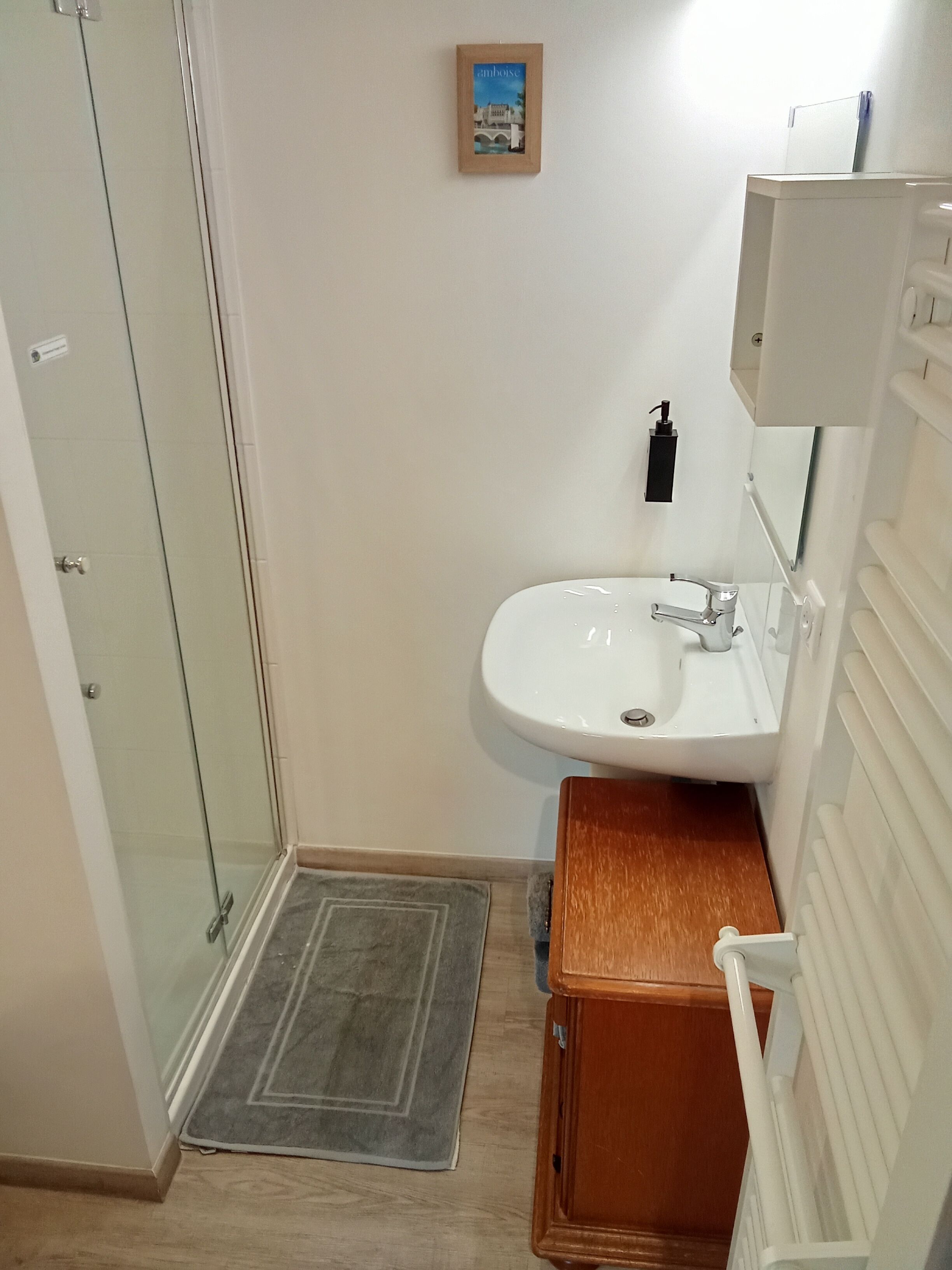 Chambre | Salle de bain | Douche, articles de toilette gratuits, sèche-cheveux