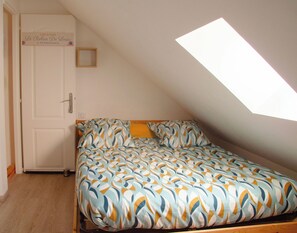 Habitación básica | 1 dormitorio, sistema de insonorización, wifi gratis y ropa de cama