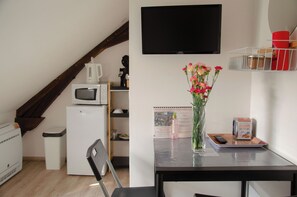 Habitación básica | 1 dormitorio, sistema de insonorización, wifi gratis y ropa de cama