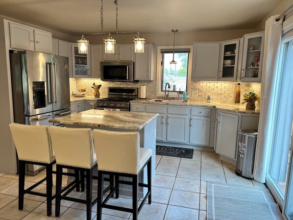 Kjøleskap, mikrobølgeovn, ovn og kokeplater