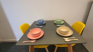 Een tafel met vier kommen en twee vorken, op een donkere tafelkleed.
